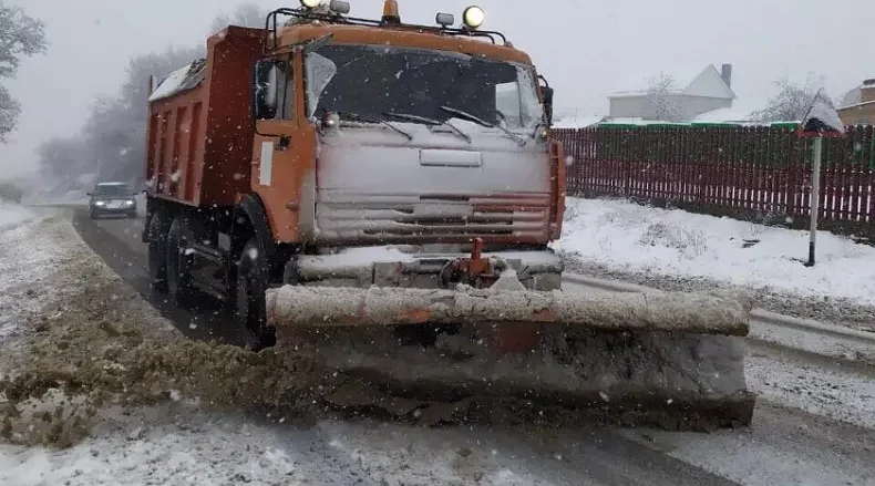 Всю технику Комаричского района направили на борьбу со снегопадом