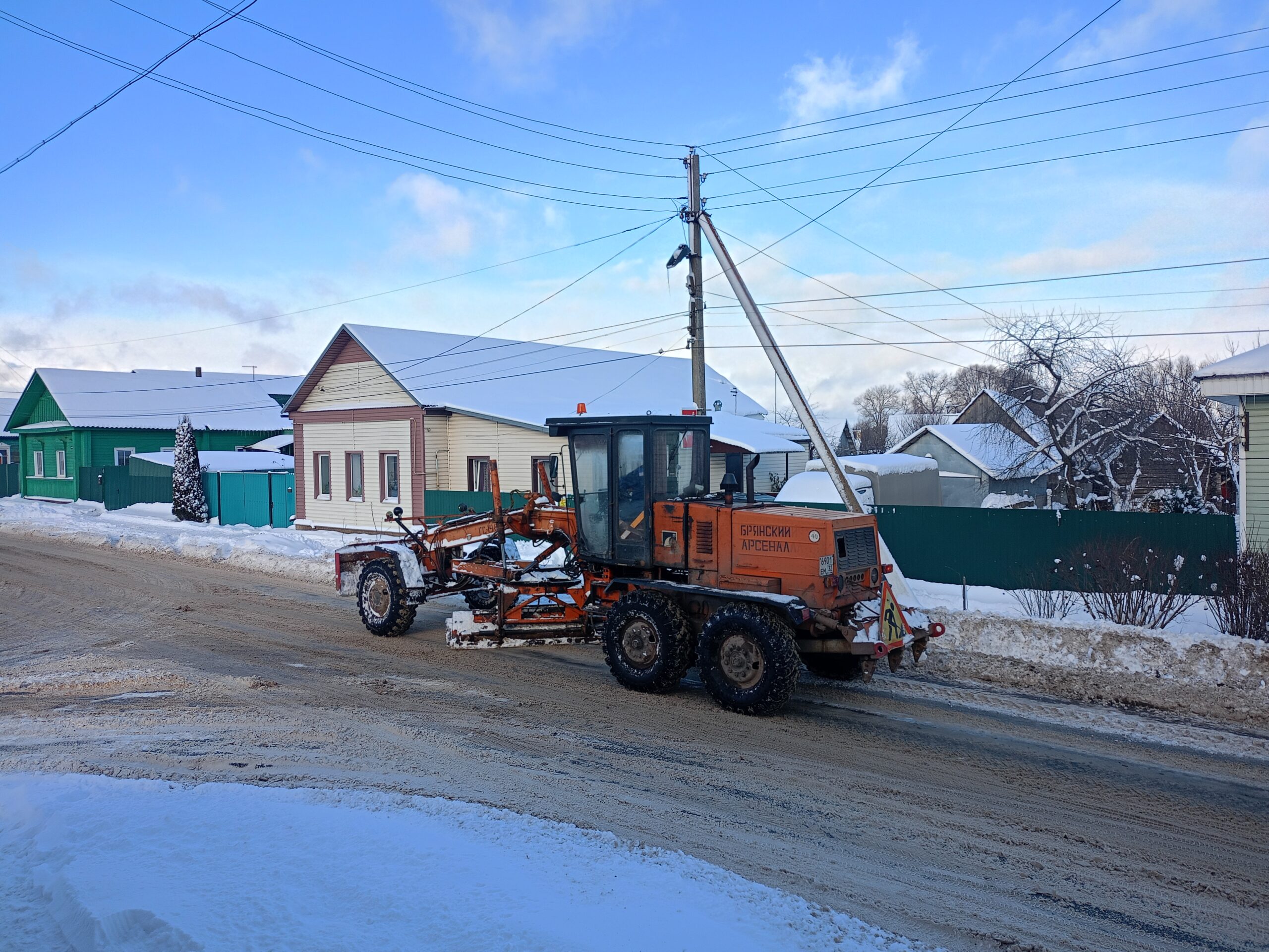 В Мглинском районе устраняют последствия снегопада