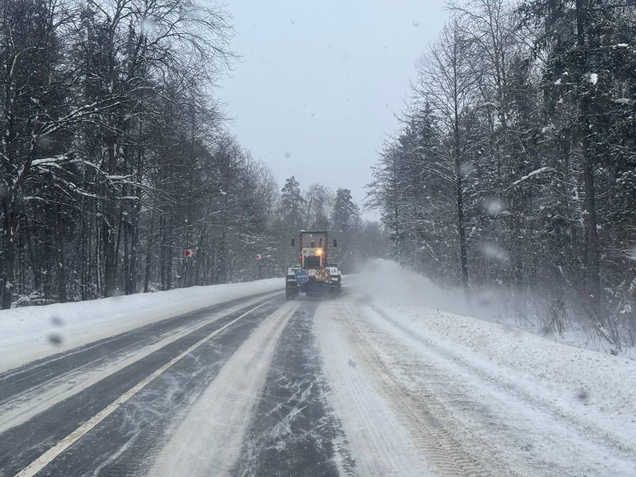 Брянские дорожники за 12 дней обработали 26 тысяч километров трасс