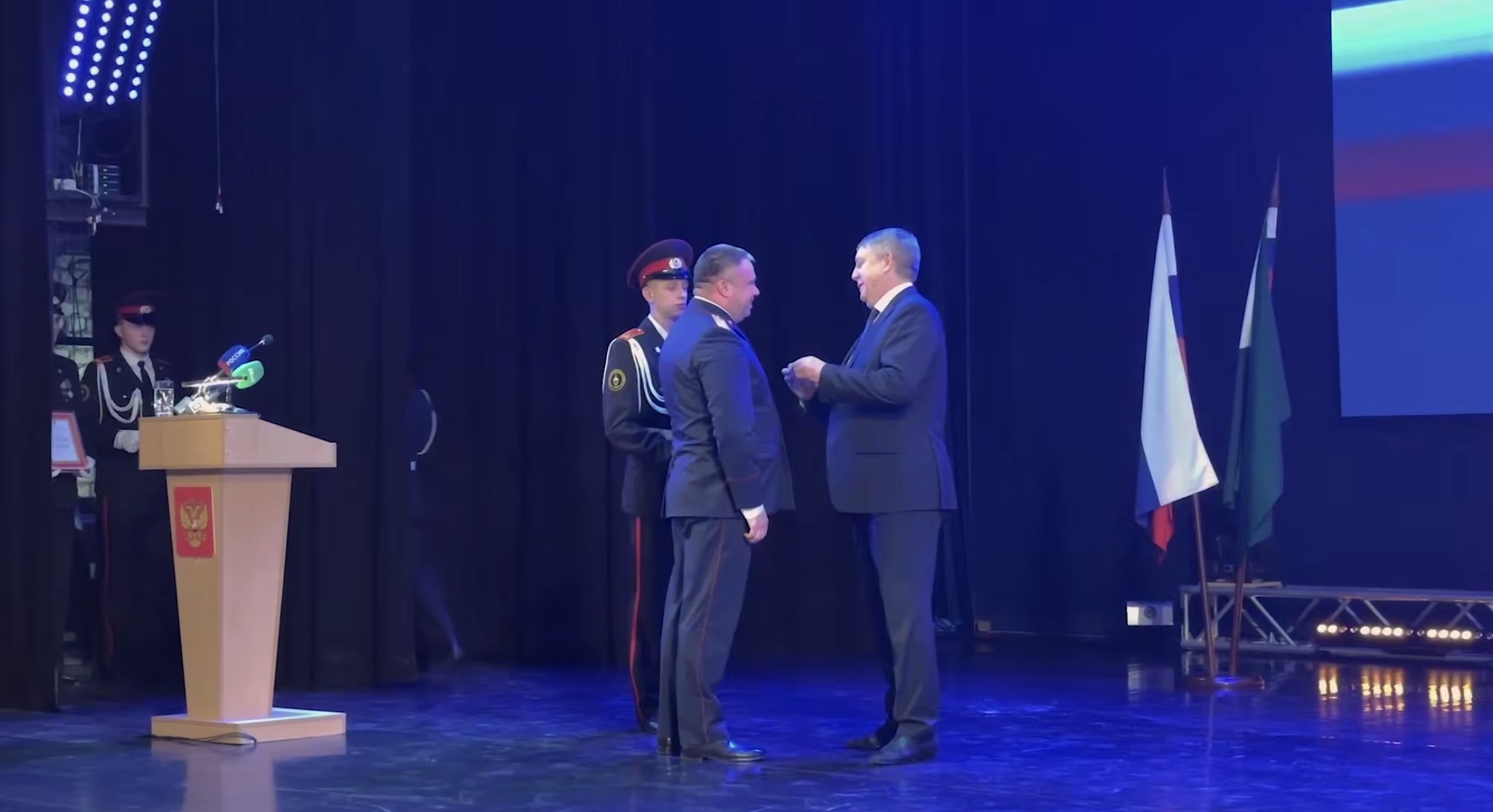 Александр Богомаз вручил награды следователям и ветеранам СК