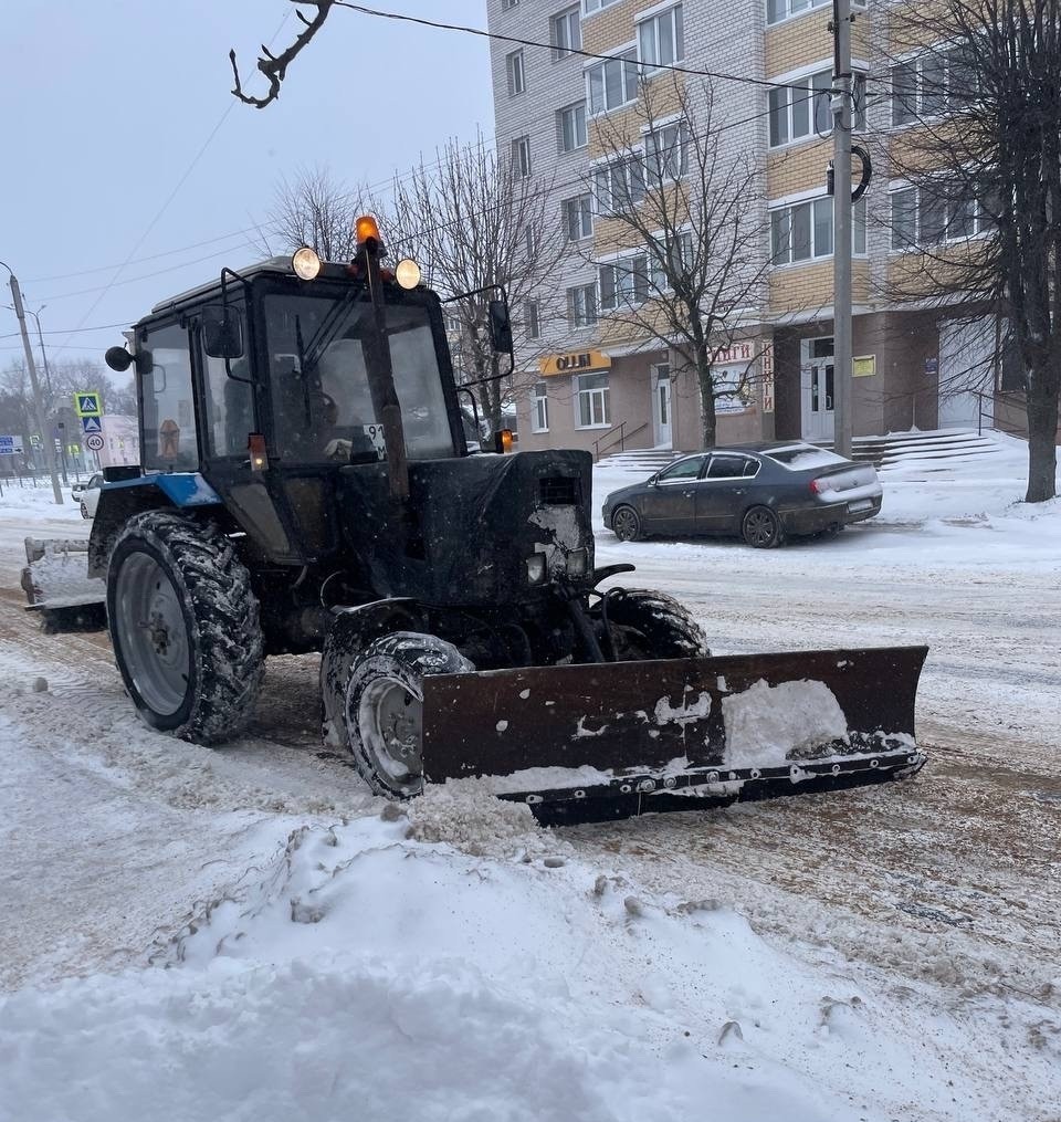 В Клинцах дорожные службы продолжают уборку снега и обработку дорог реагентами