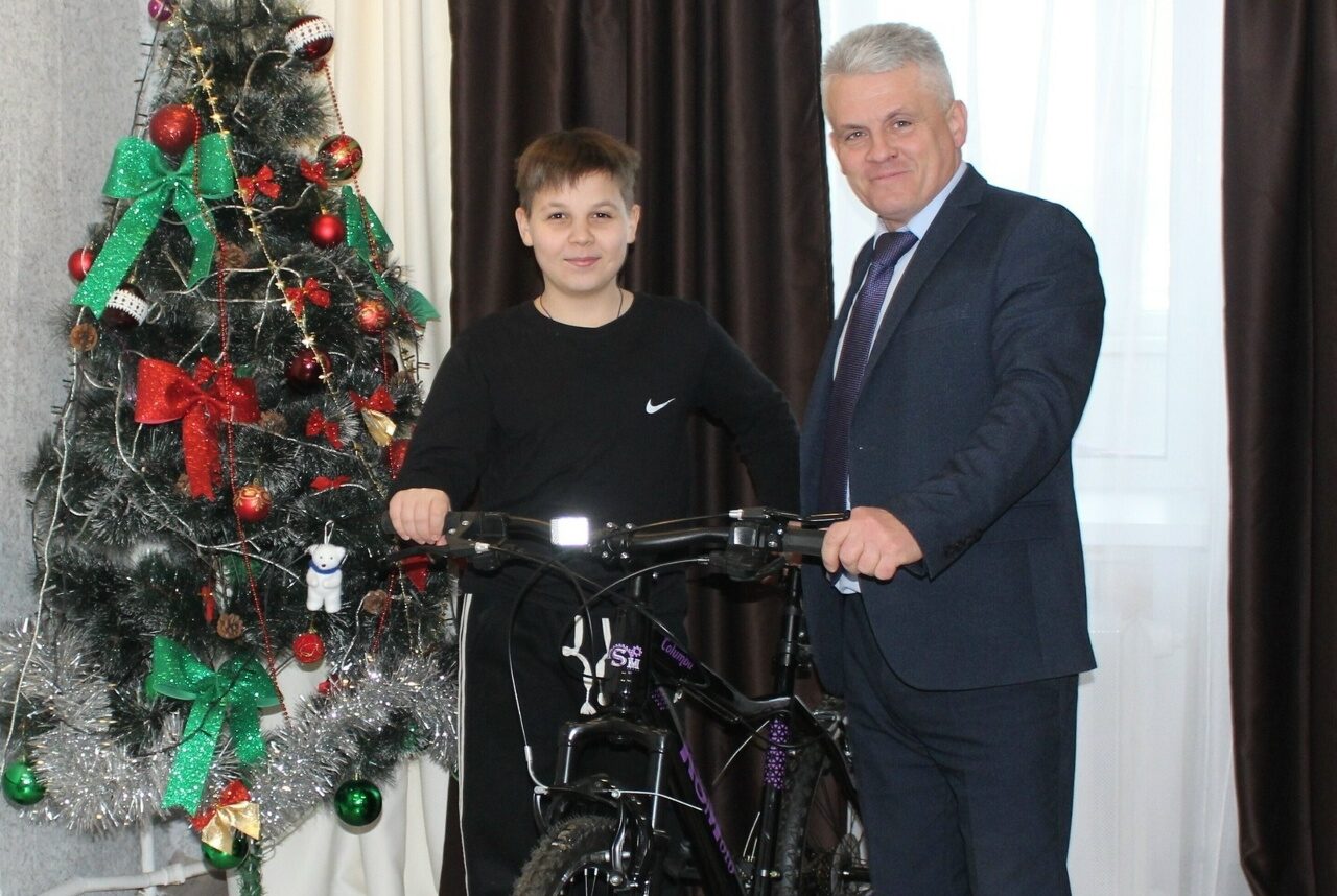 Глава администрации Мглинского  района Михаил Ходин принял участие в акции «Елка желаний»