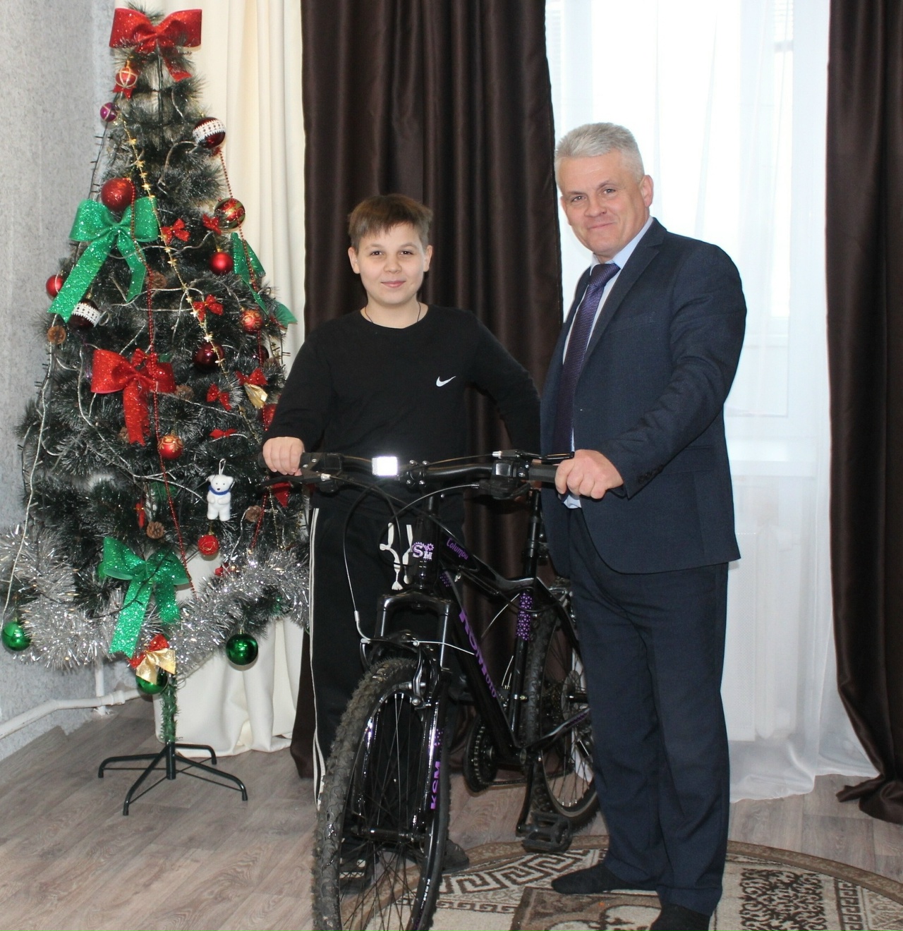 Глава администрации Мглинского  района Михаил Ходин принял участие в акции «Елка желаний»