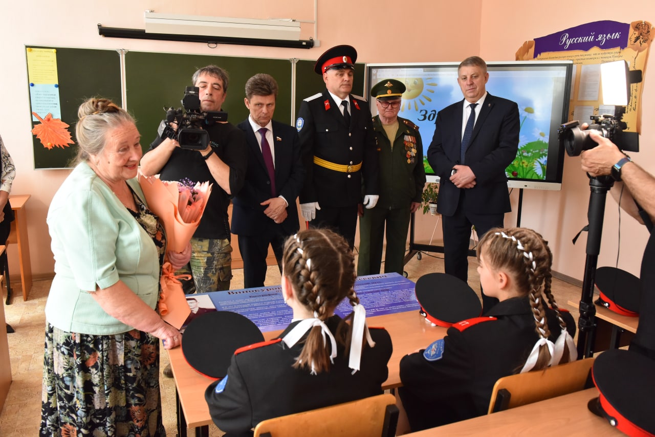 Брянская область в числе лидеров в реализации проектов «Парта Героя» и «Лица Героев»