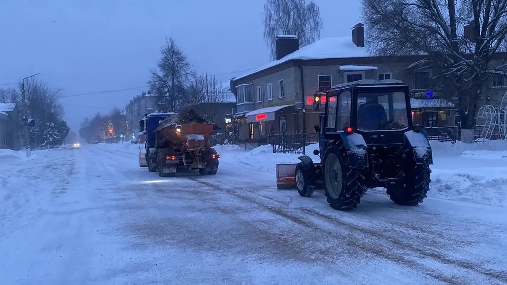 В Унече на уборку снега вывели 16 единиц спецтехники