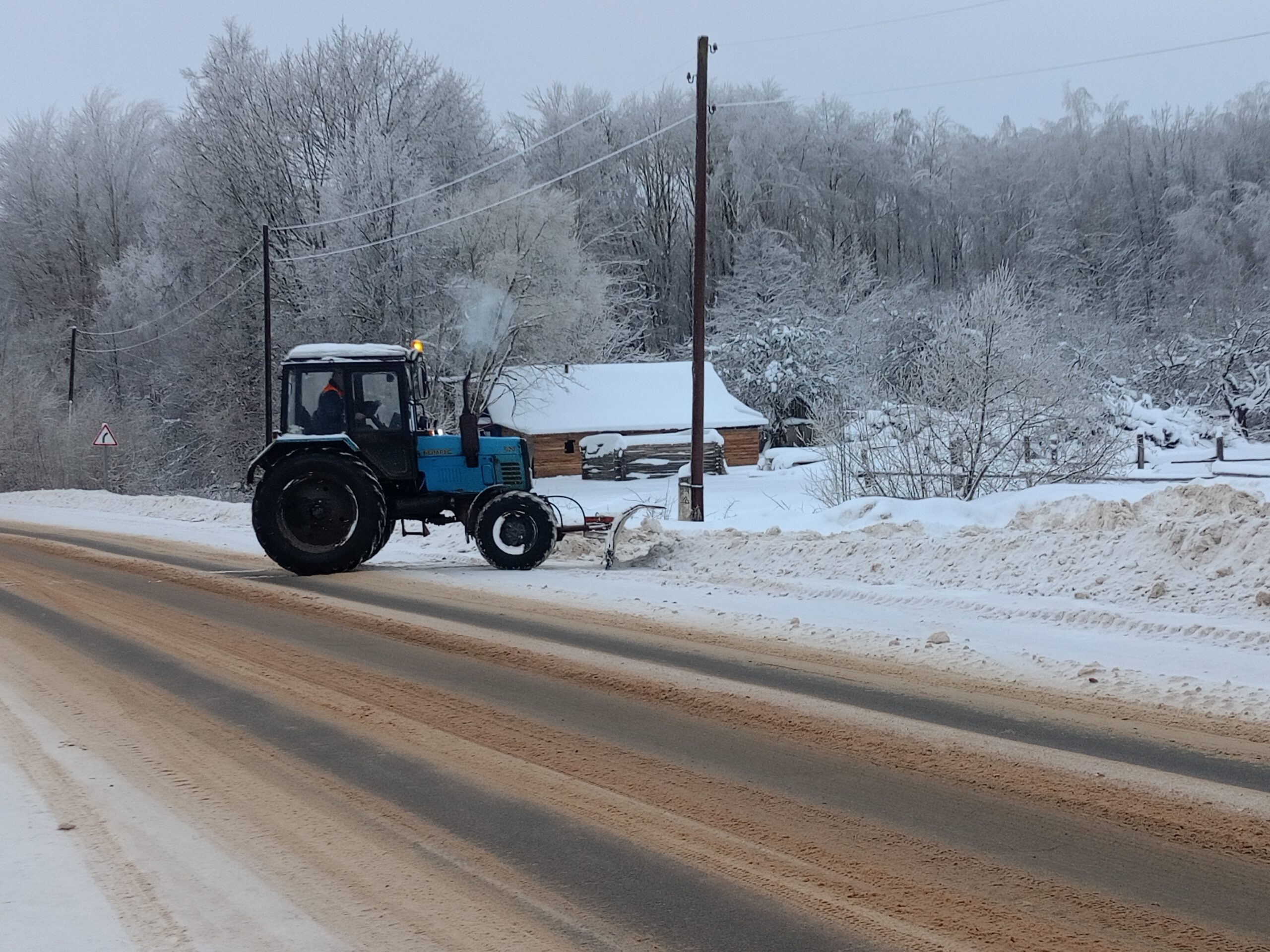 В Мглине продолжают устранять последствия снегопада