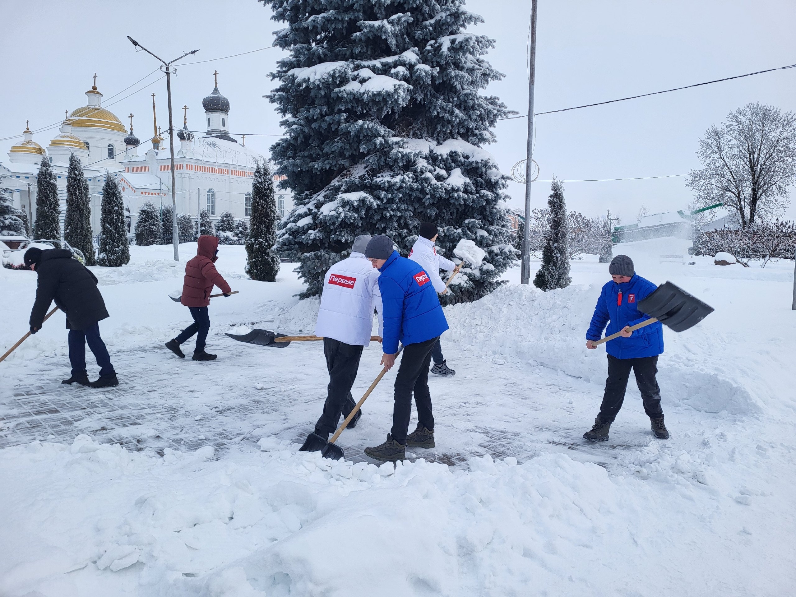 Ребята из Мглинской школы № 1 очистили от снега территорию памятника воинской славы