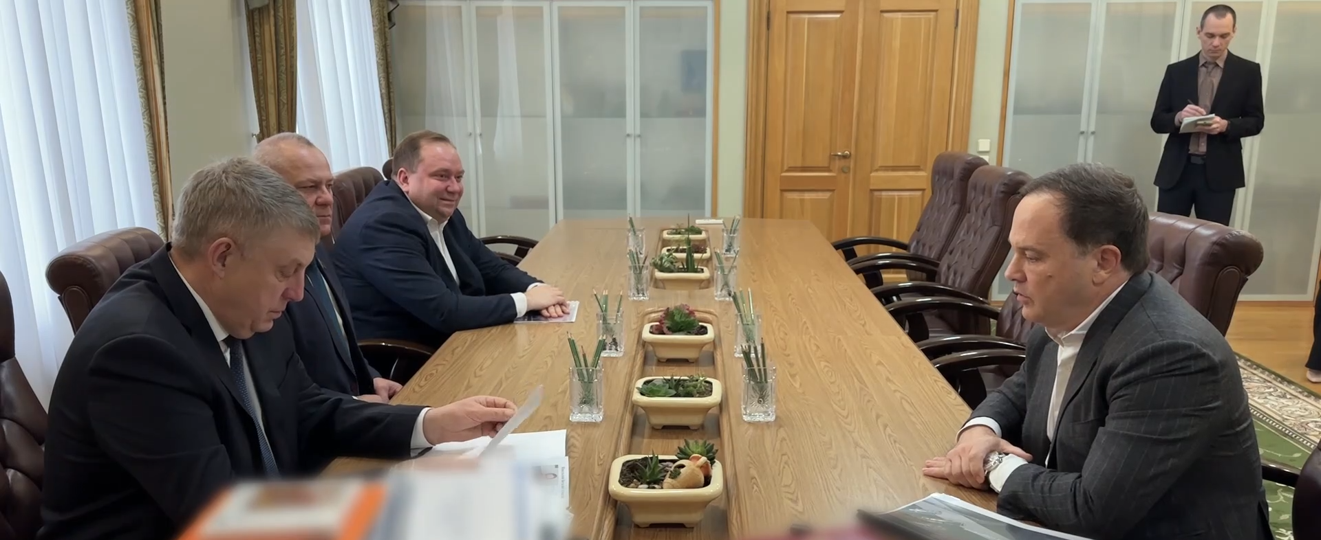 Александр Богомаз обсудил развитие завода «Снежеть» с его руководителем