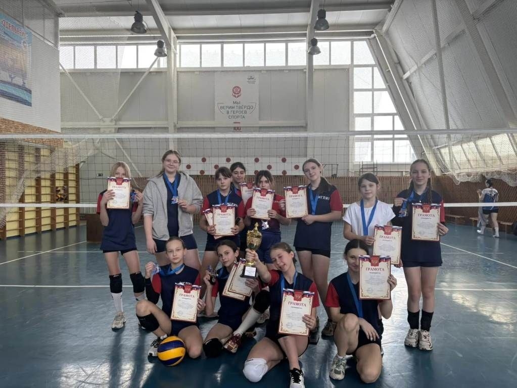 Мглинская команда девушек одержала победу на межрайонном турнире по волейболу