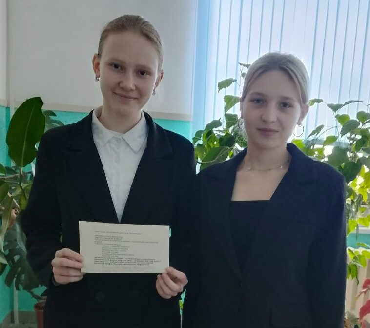 Ученицы Мглинской школы № 2 Анастасия Сладковская и София Токунова отлично сдали «Зелёный зачёт»