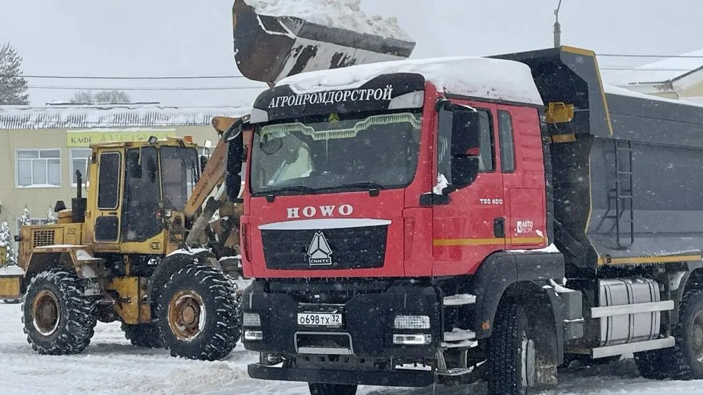 В Дубровском, Трубчевском и Навлинском районах продолжается борьба со снегом