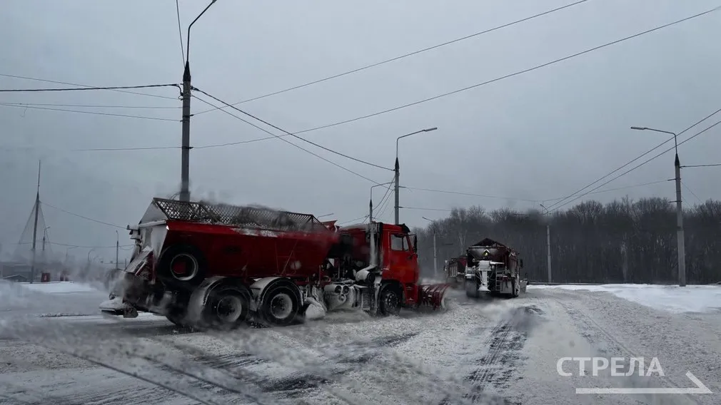 В Брянске и районах области дорожники в две смены убирают снег с магистралей