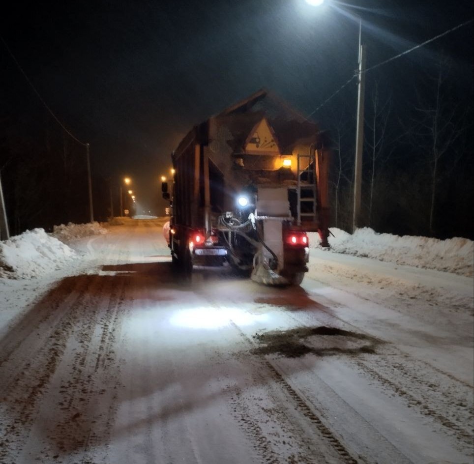 Брянские дорожники обработали почти 1,7 тыс. км трасс за сутки