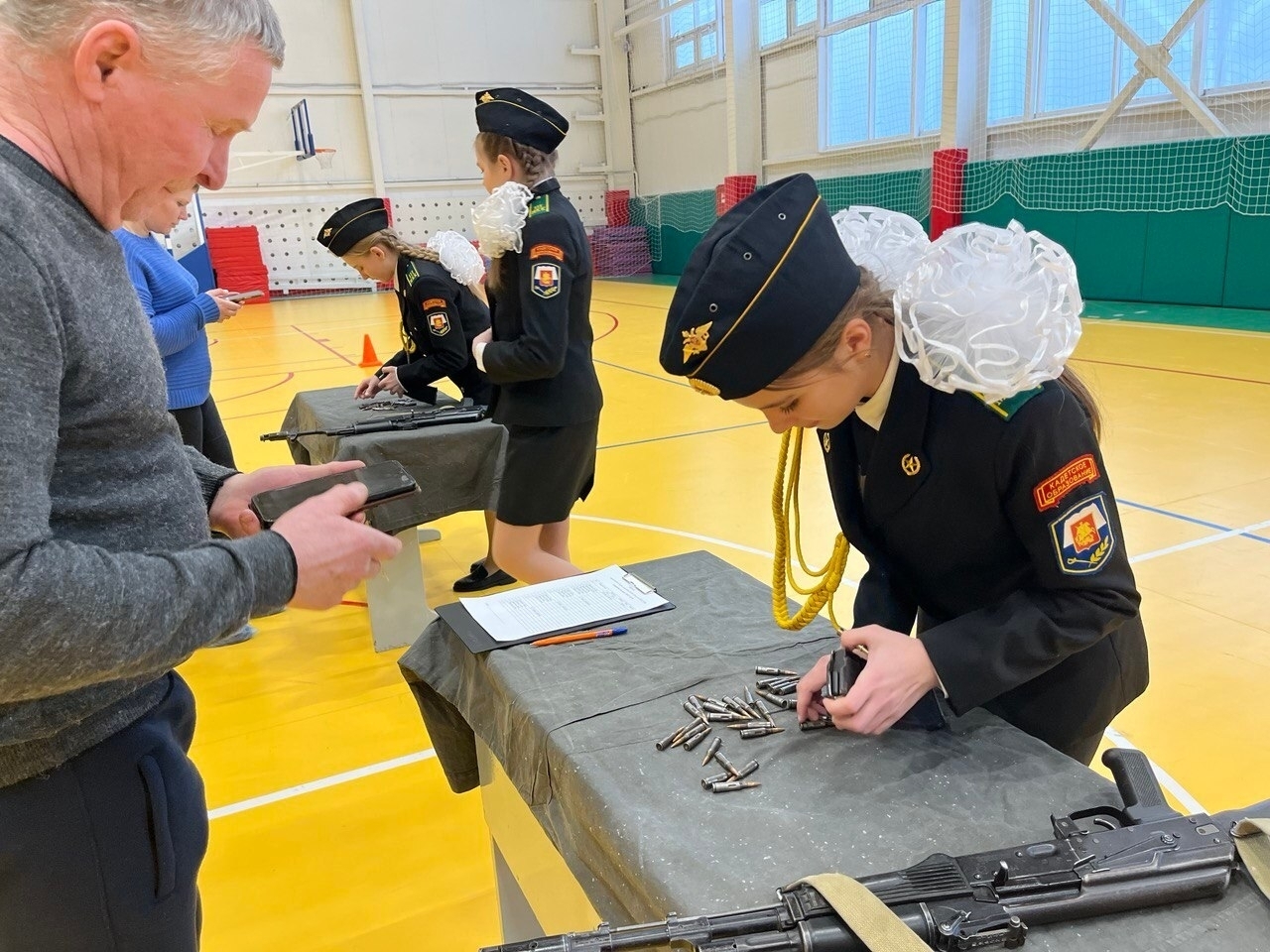 Кадеты Комаричского района соревновались в сборке автомата и стрельбе