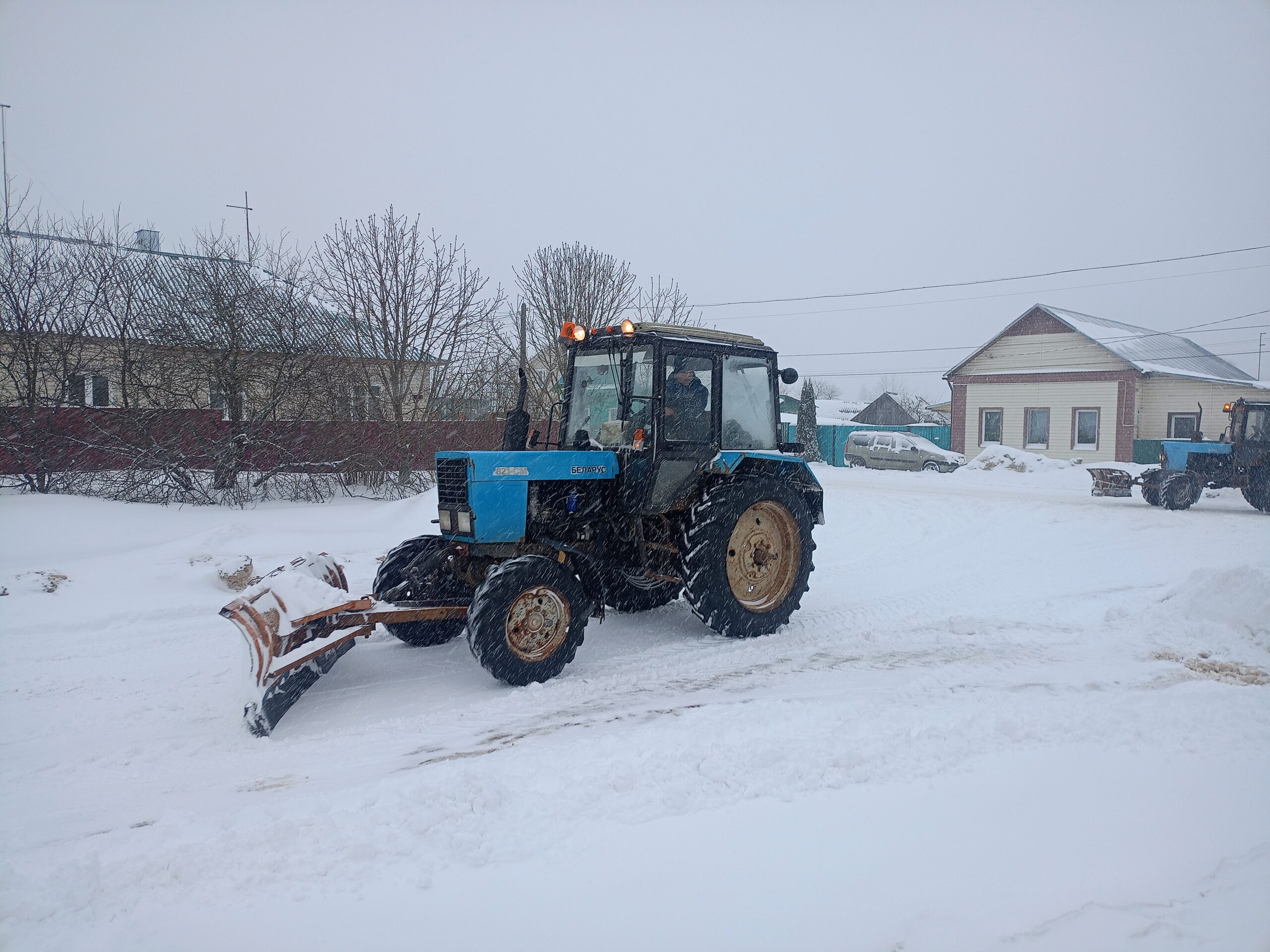 В Мглинском районе ведутся работы по уборке снега