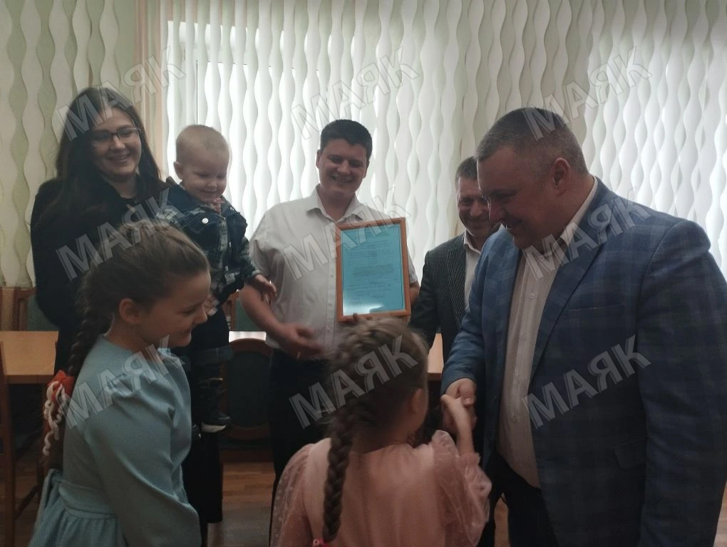 Четыре многодетные семьи Новозыбкова получили сертификаты на жильё