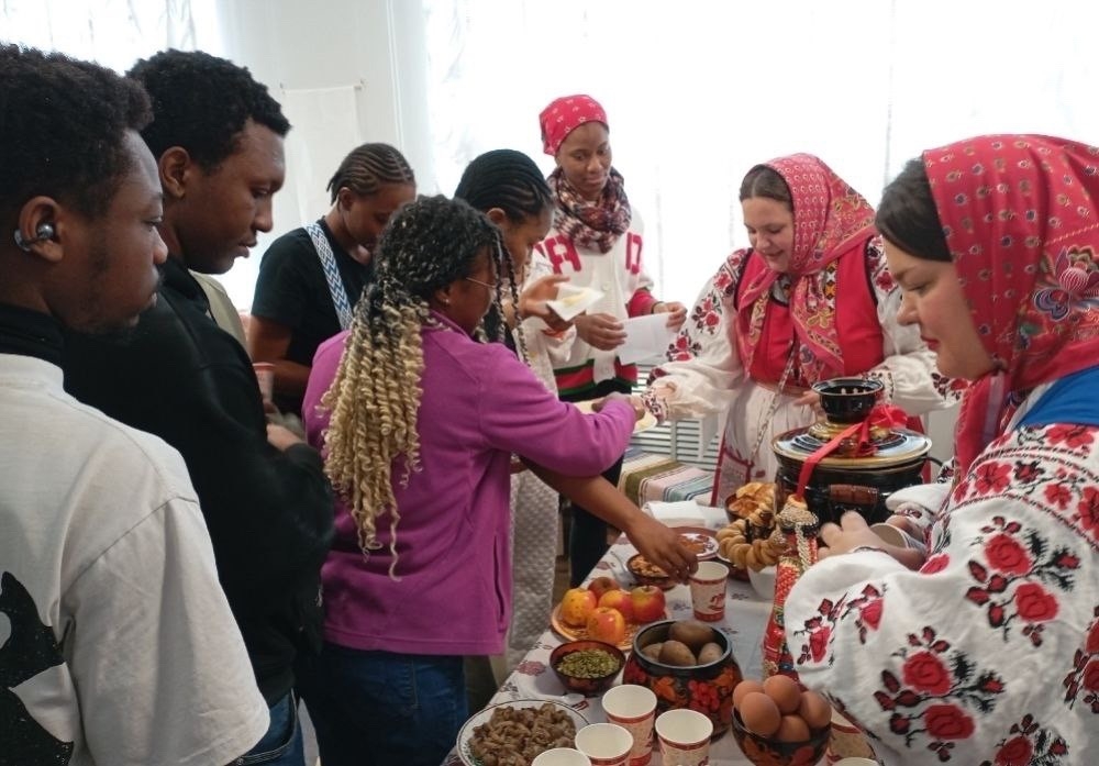 Иностранным студентам в Брянске рассказали о русских традициях