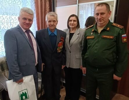 Ветерана Великой Отечественной войны поздравили с праздником