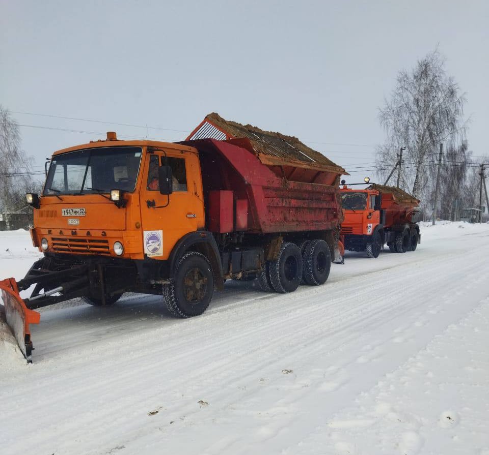 Брянские дорожники за сутки обработали 1,5 тыс. км трасс и очистили 10 тыс. км дорог