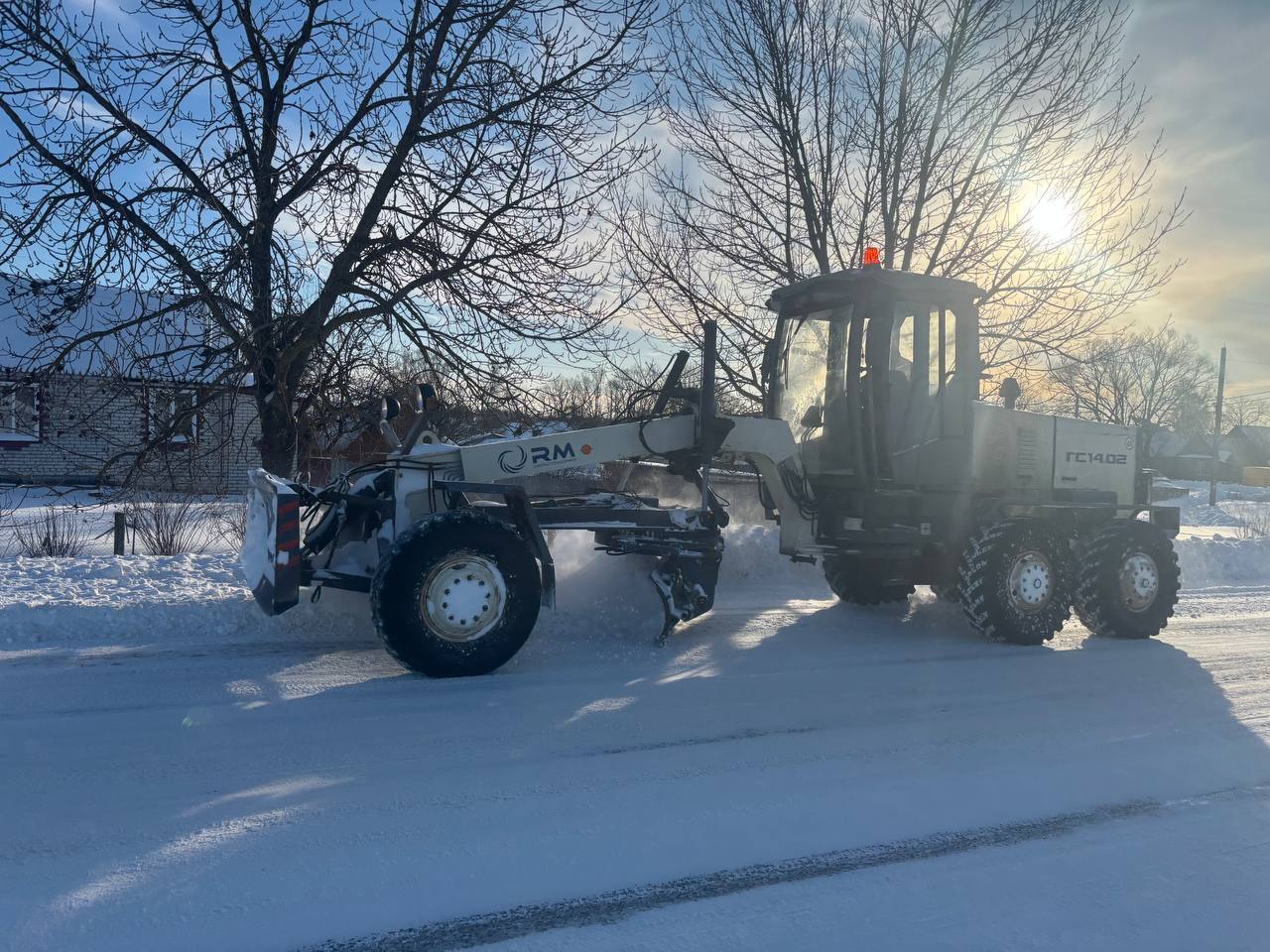 Брянские дорожники обработали почти 2,3 тыс. км трасс за сутки