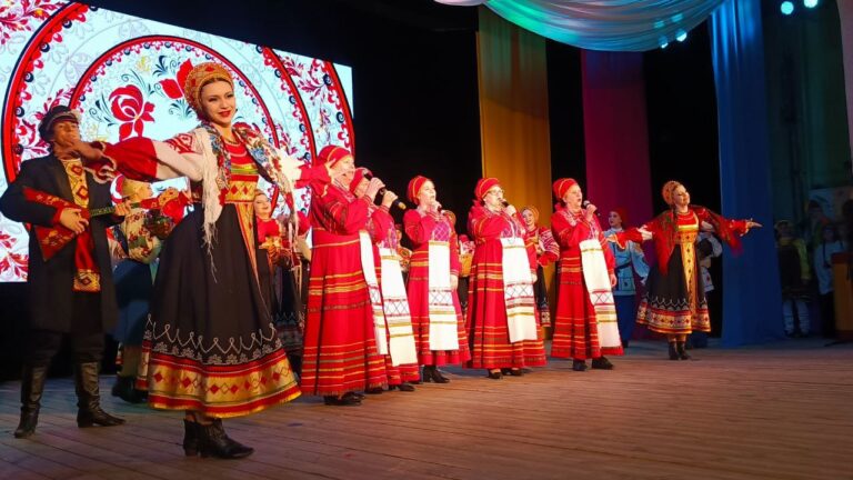 В Новозыбкове песнями и блинами проводили Масленицу