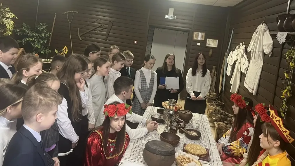 Брянские школьники побывали в музее быта поселка Льговский