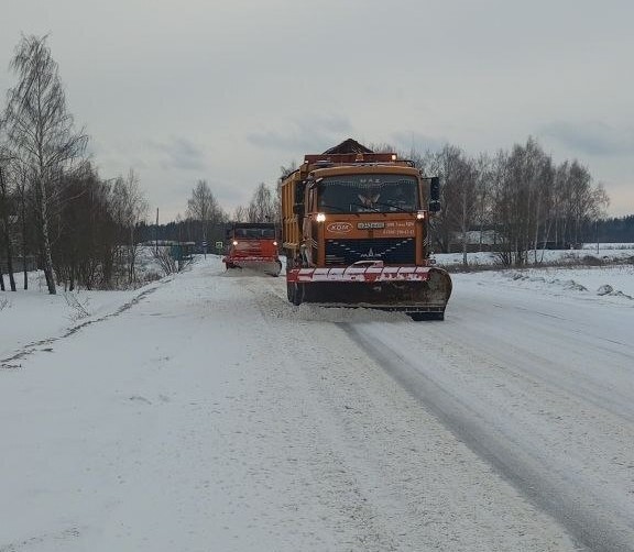 Брянские дорожники за сутки обработали почти 2 тыс. км трасс и очистили 11 тыс. км дорог