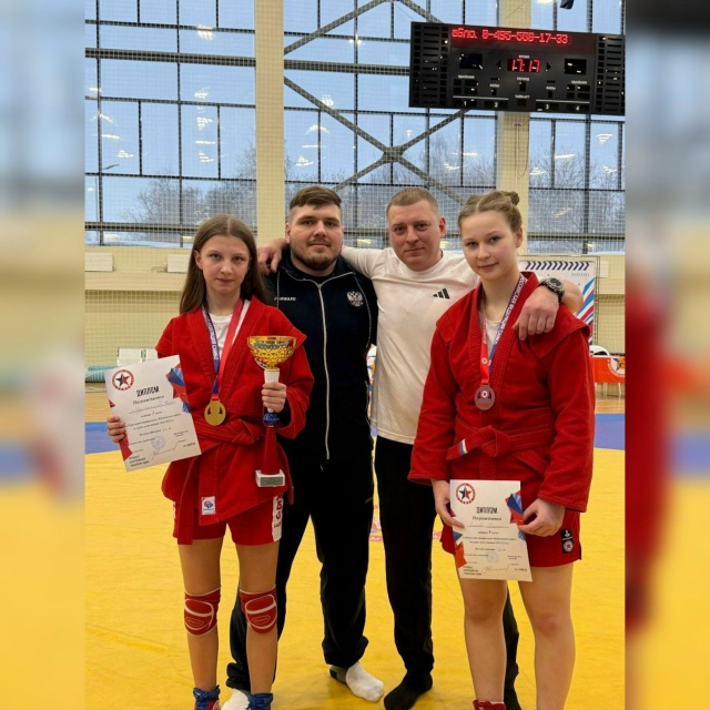 Брянские самбистки завоевали золото и бронзу на Первенстве ЦФО