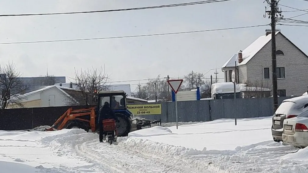 В Брянске после магистралей приступили к уборке второстепенных улиц и частного сектора