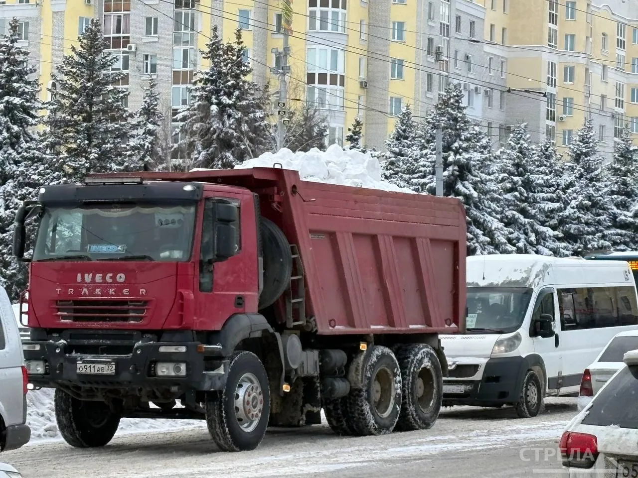 В Брянске продолжается уборка снега: техника и рабочие чистят улицы во всех районах
