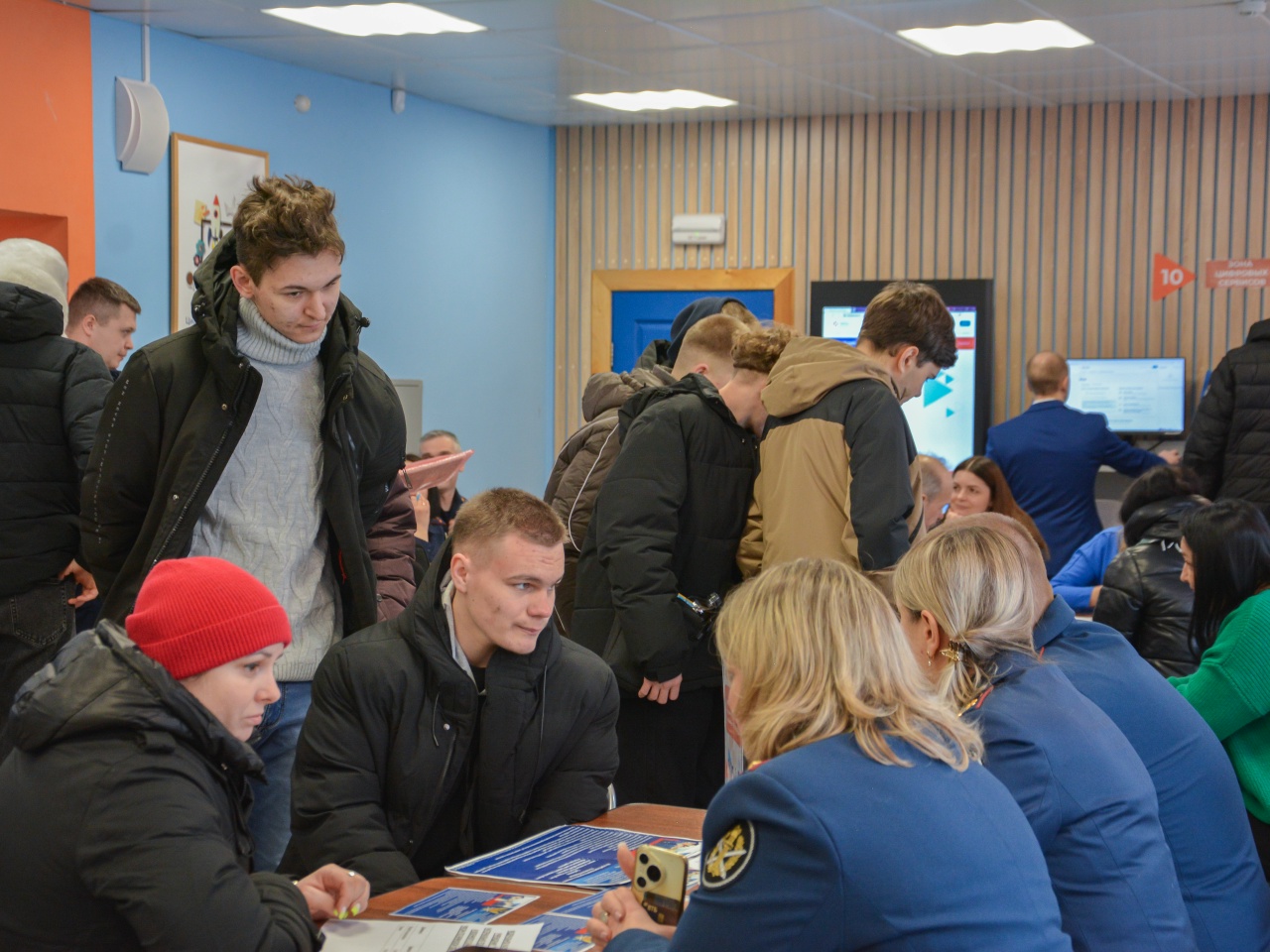 В Брянске прошла первая в этом году ярмарка вакансий: студенты пообщались с работодателями