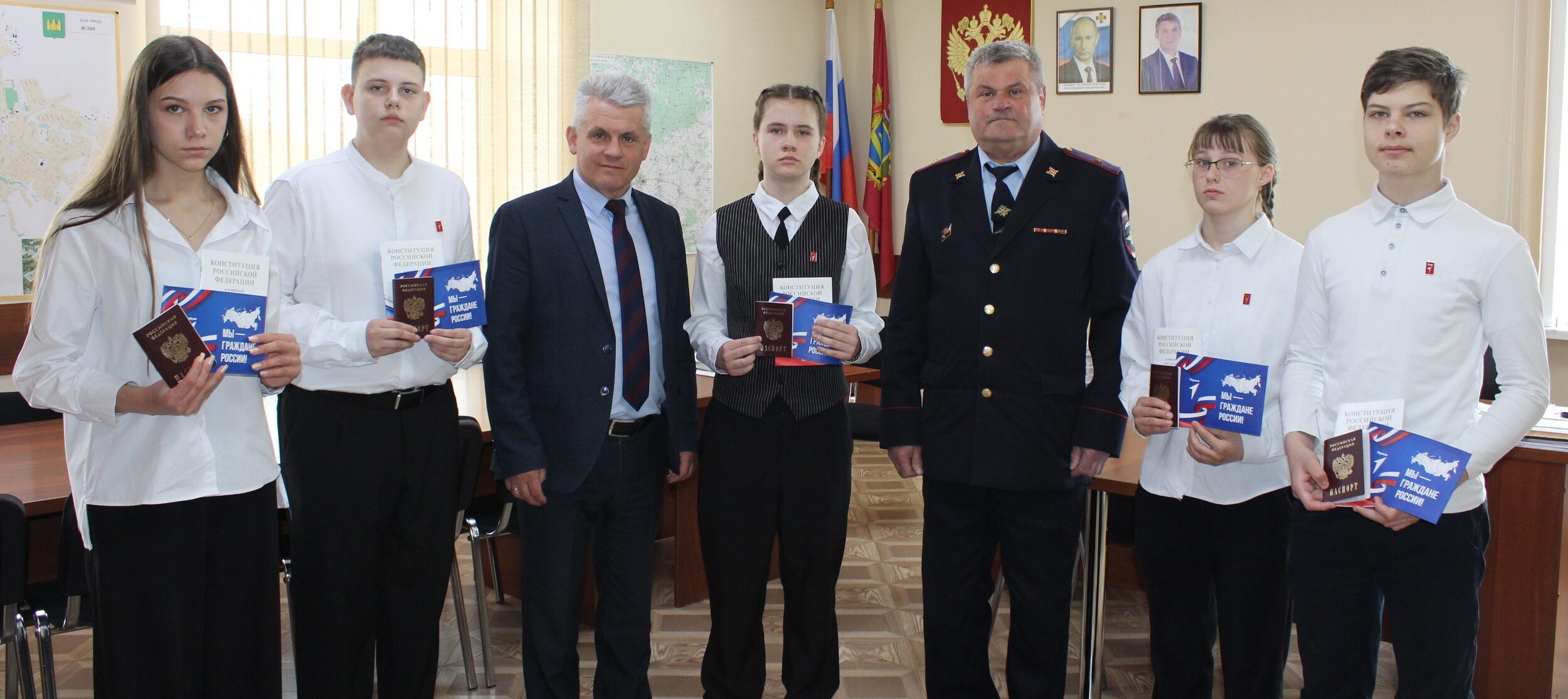 «Мы — граждане России!»: юным мглинчанам вручили паспорта