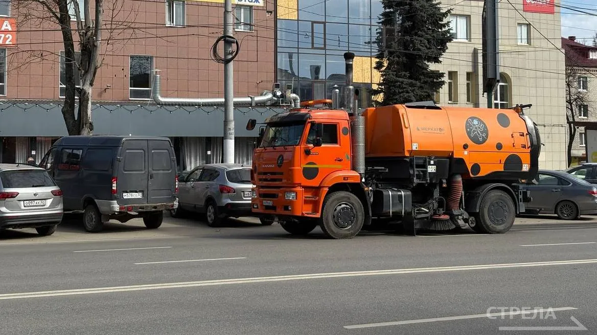 Весеннюю уборку Брянска продолжают «Бродвеи» и автопылесосы