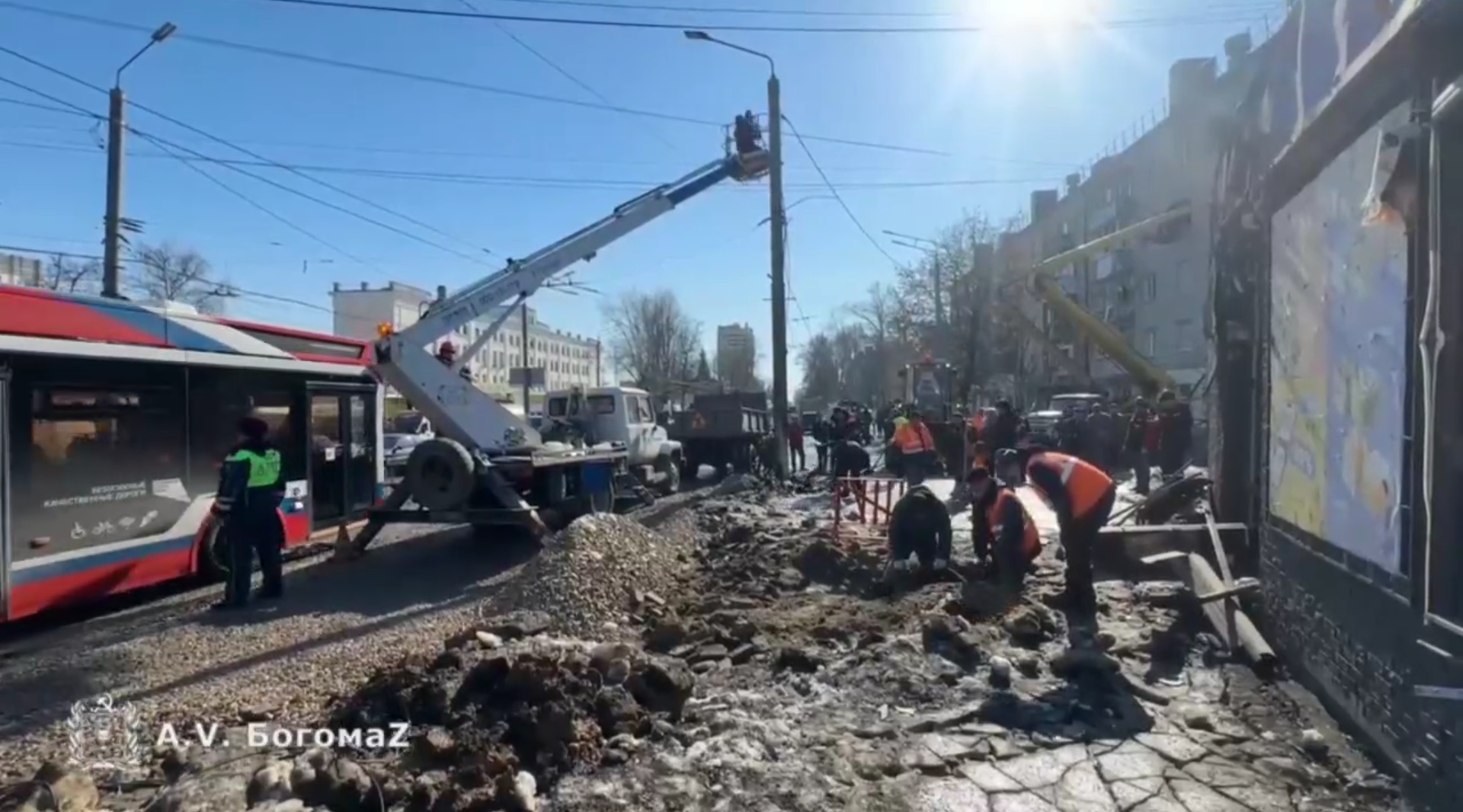 В Брянске более 300 человек и 17 стройкомпаний устраняют последствия ракетного удара