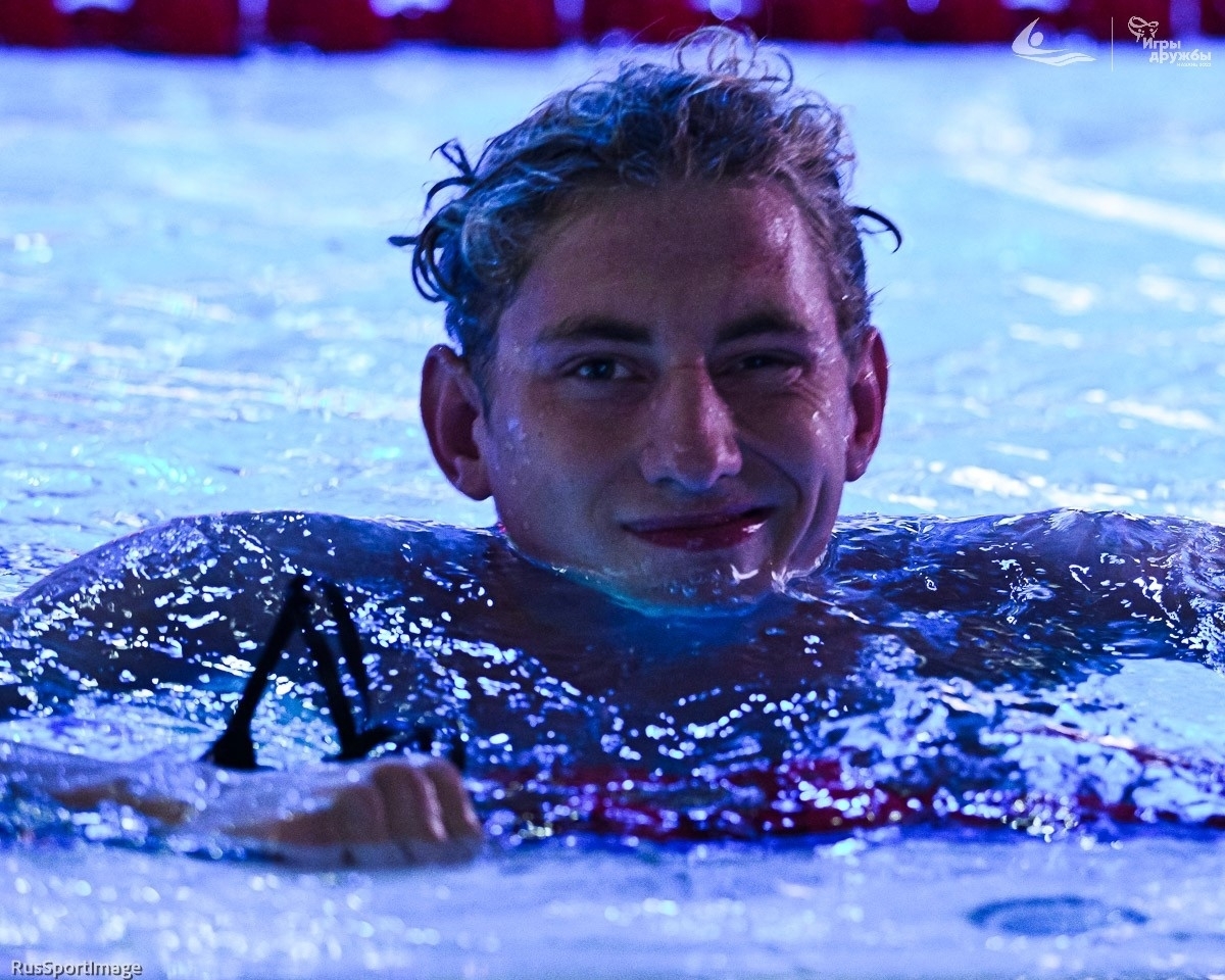 Брянский пловец Илья Бородин взял золото на чемпионате ЦФО в Калуге