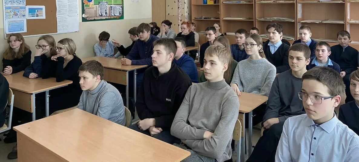 Для мглинских школьников провели уроки мужества