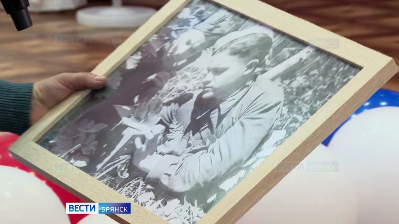 Жительнице Брянского района передали портрет ее дяди-лейтенанта, погибшего на войне