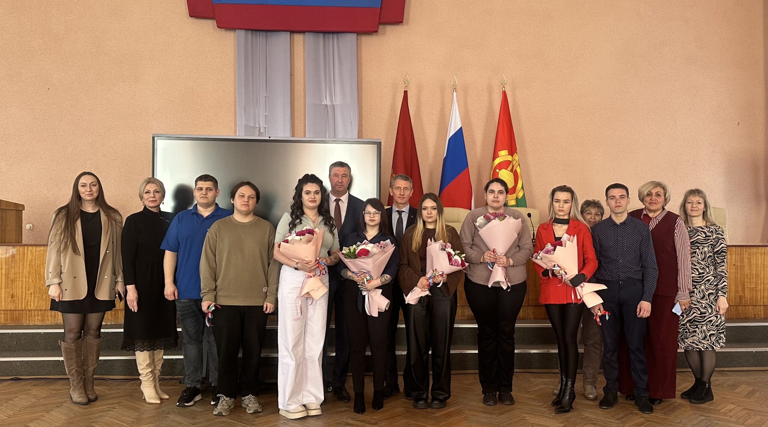 В Клинцах восемь детей-сирот получили ключи от новых квартир