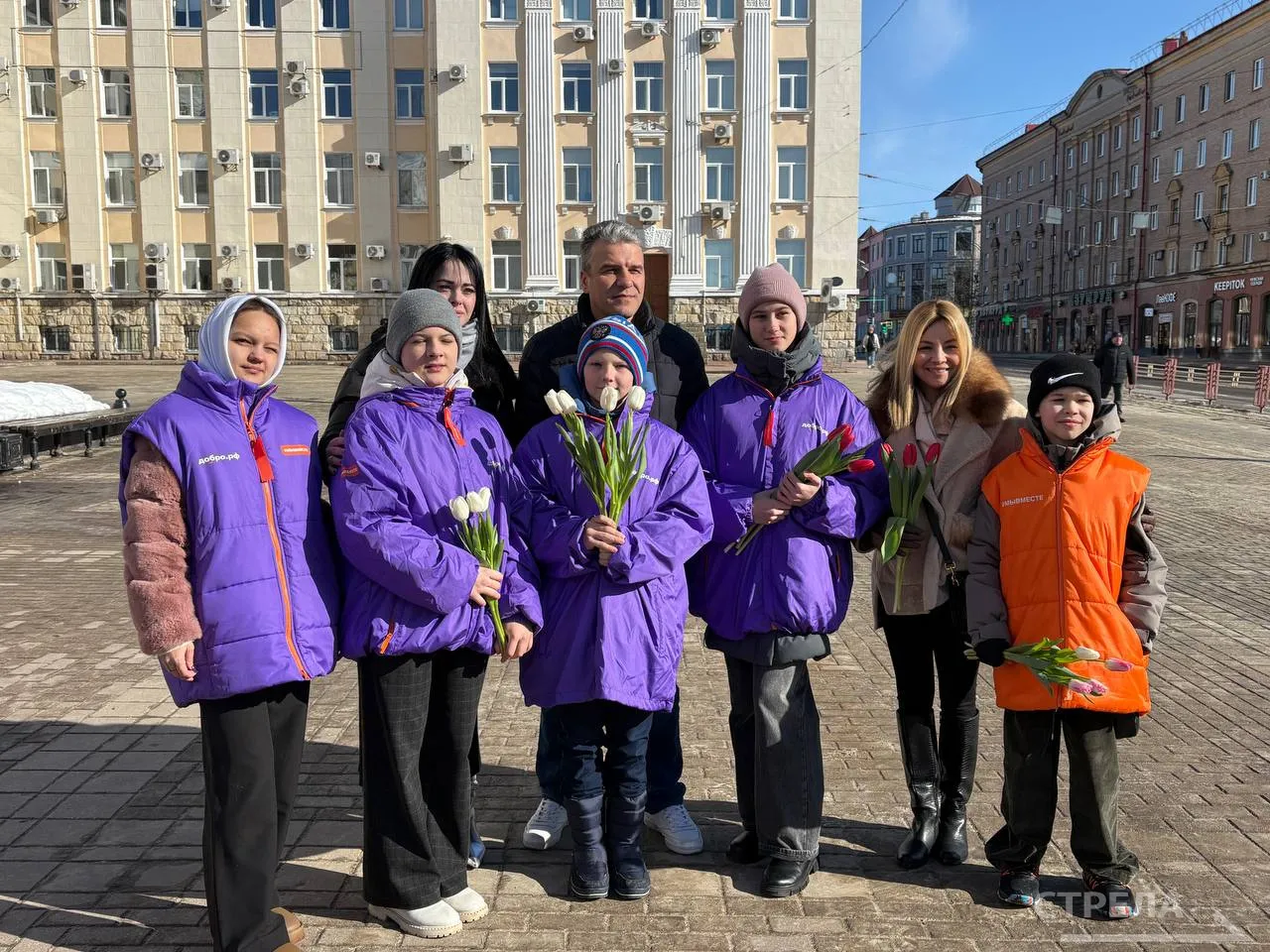 В центре Брянска волонтёры подарили горожанкам тысячи тюльпанов в честь 8 Марта