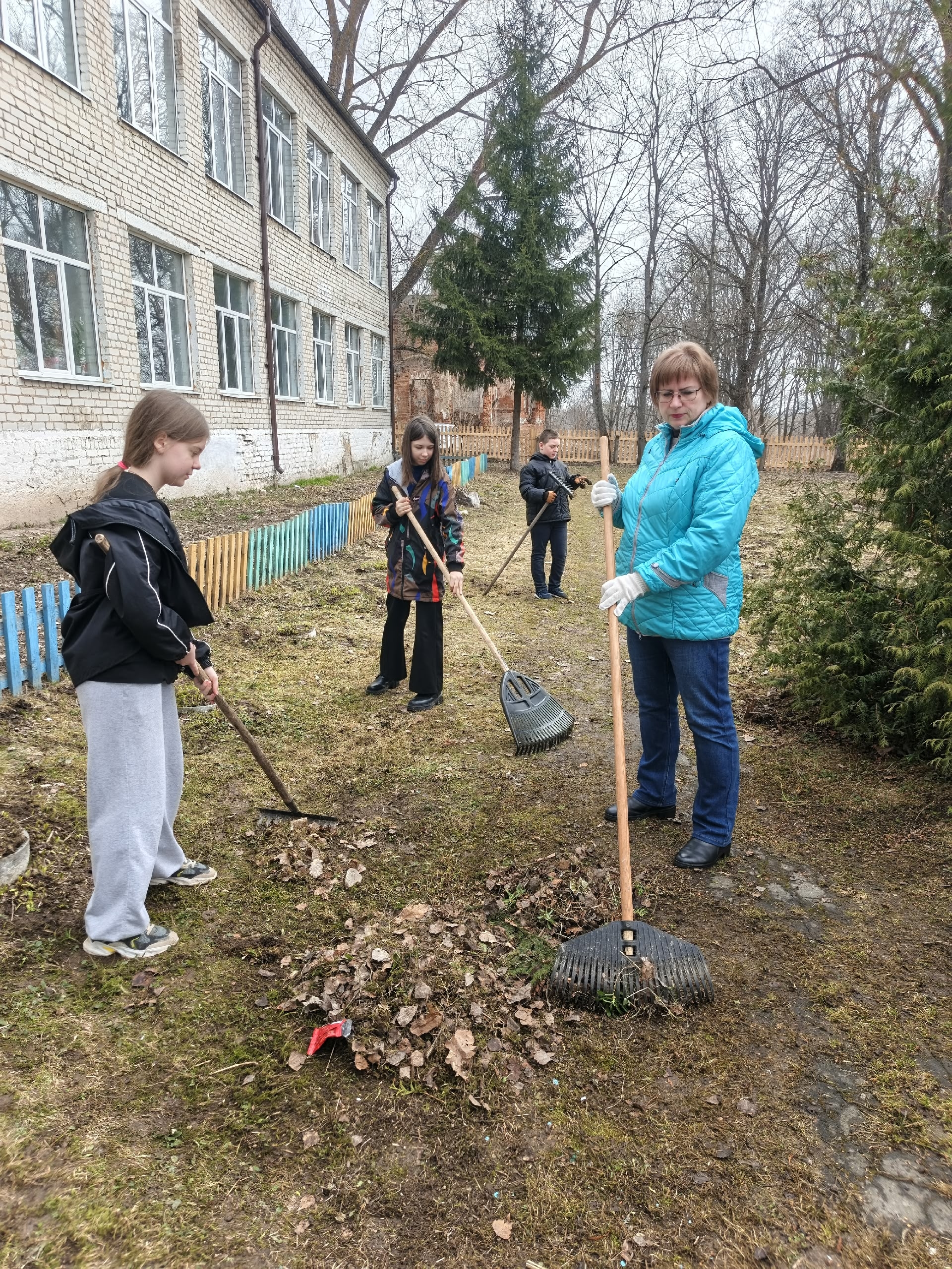Ученики и учителя Новоромановской школы дружно потрудились