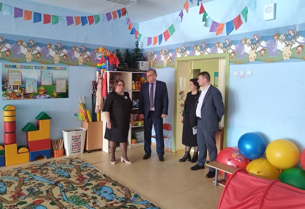 Замгубернатора оценил ремонт и оснащение школ и детсадов в Выгоничском районе