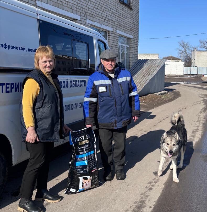 Сотрудники Мглинской райветстанции передали корм для бездомных житвотных