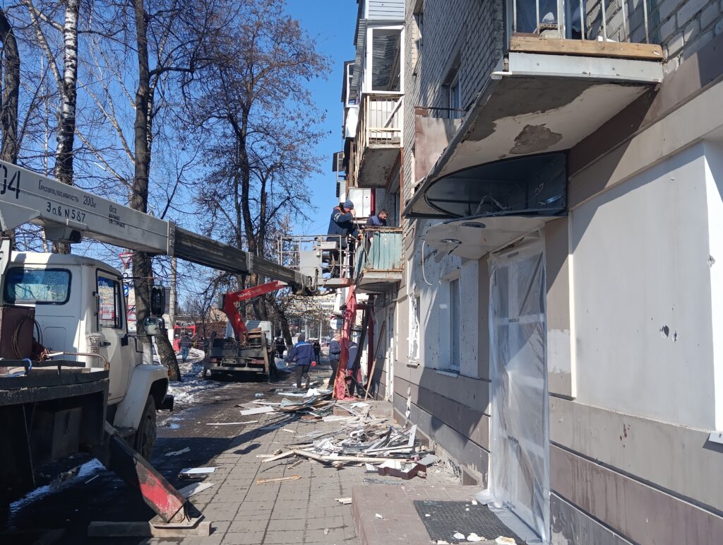 Брянск восстанавливает повреждённые после атаки дома