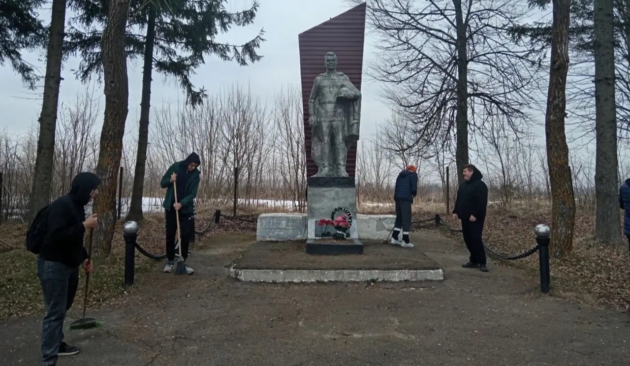 Студенты Мглинского агротехникума привели в порядок памятные места