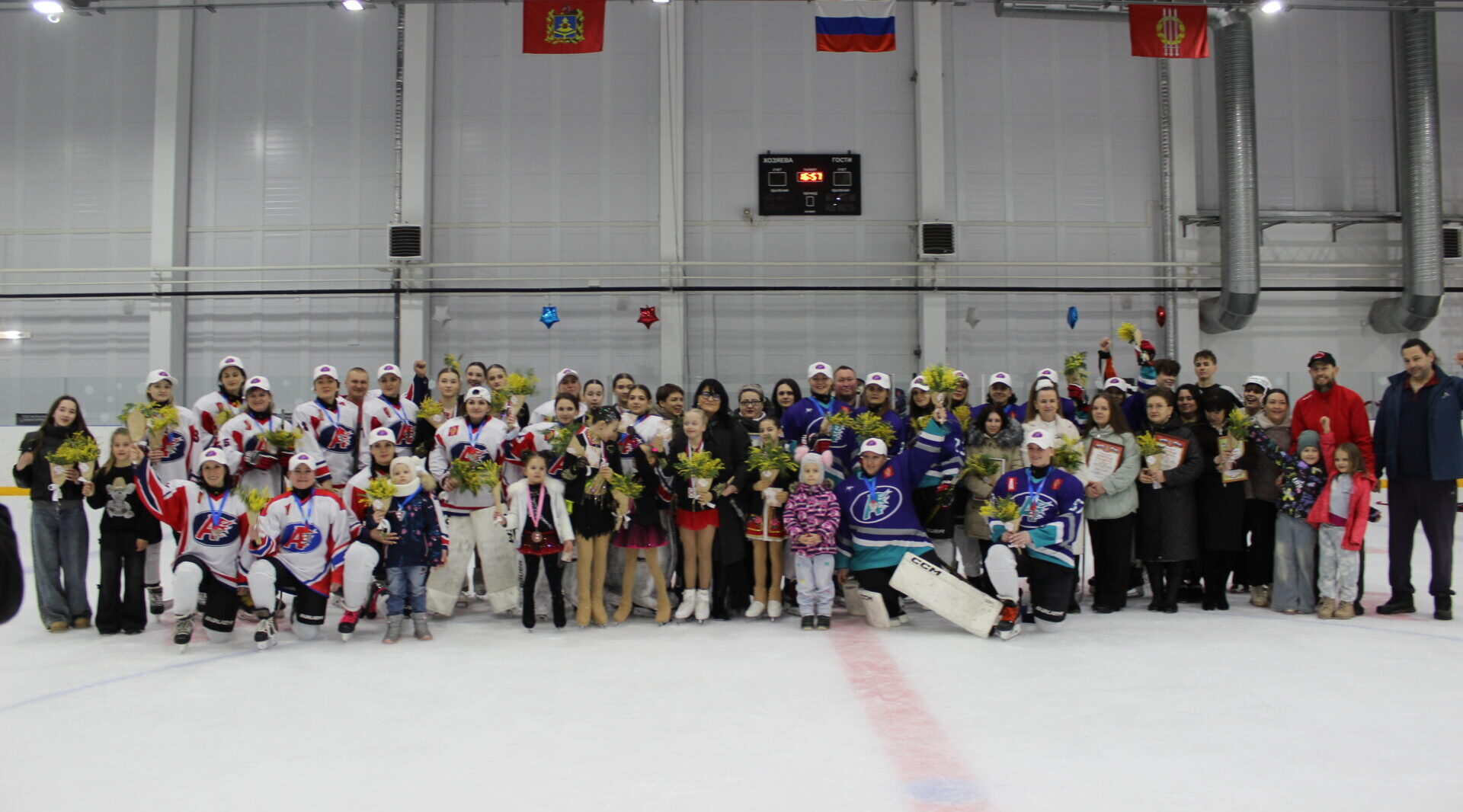 Женский хоккей и фигурное катание: в Климово на льду поздравили спортсменок и сотрудниц