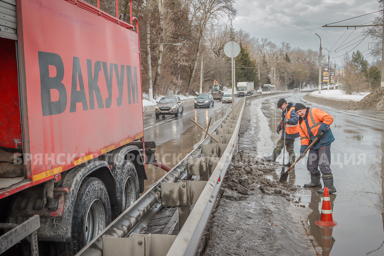 В Брянске начали промывку ливневой канализации