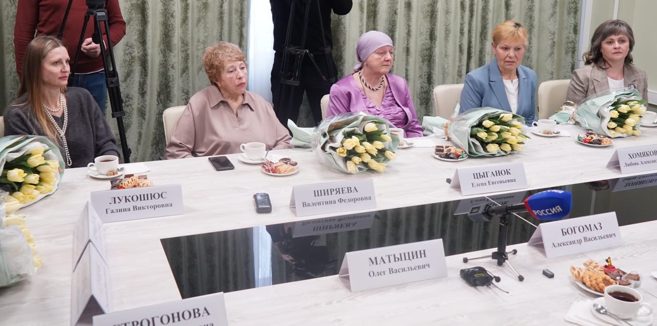 Александр Богомаз поздравил матерей вдов героев СВО с 8 Марта