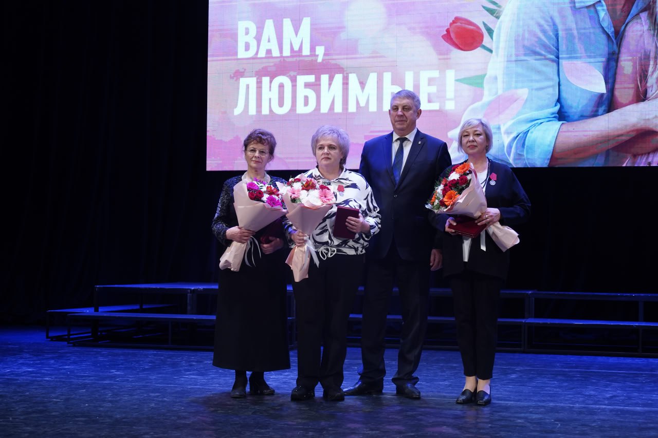 Александр Богомаз поздравил жительниц Брянской области с Международным женским днём