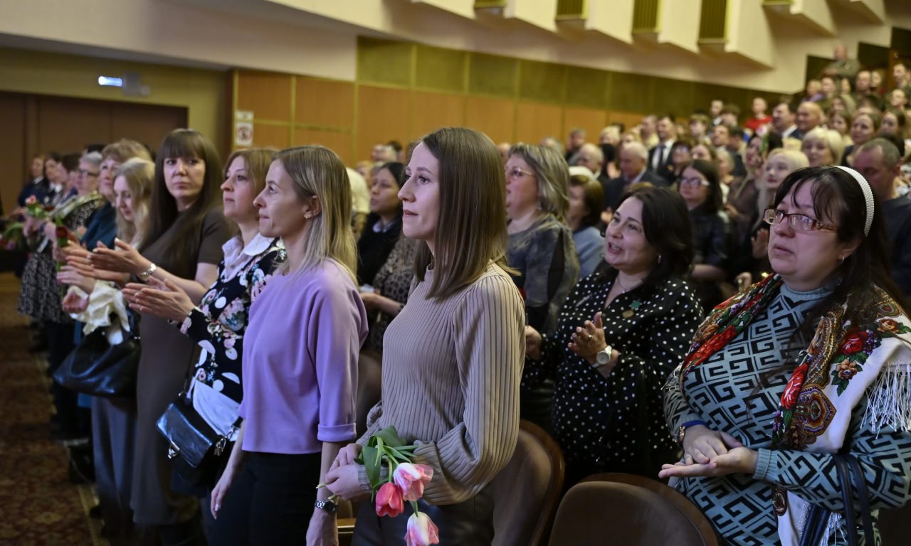 Александр Богомаз поздравил женщин-военнослужащих, жён и матерей героев с праздником