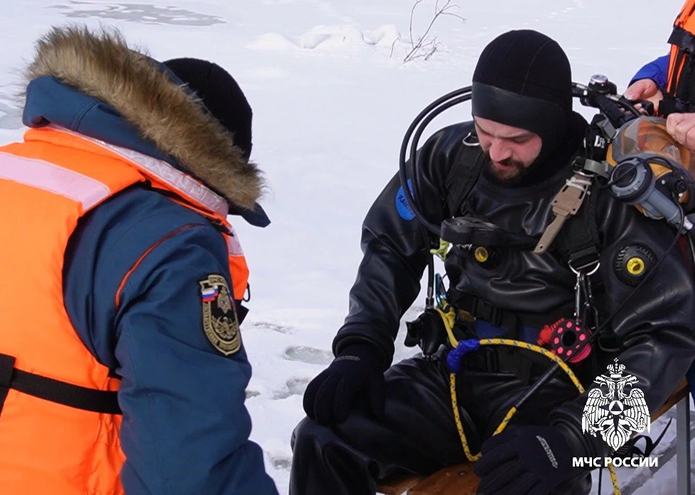 Спасатели продолжают поиски мальчика, провалившегося под лёд